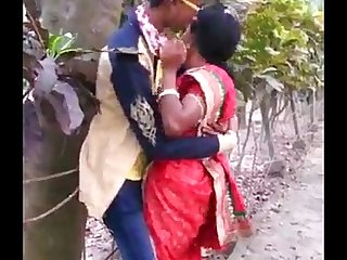 MARATHI DESI BOY AND AUNTY PASSIONATE KISS IN PUBLIC